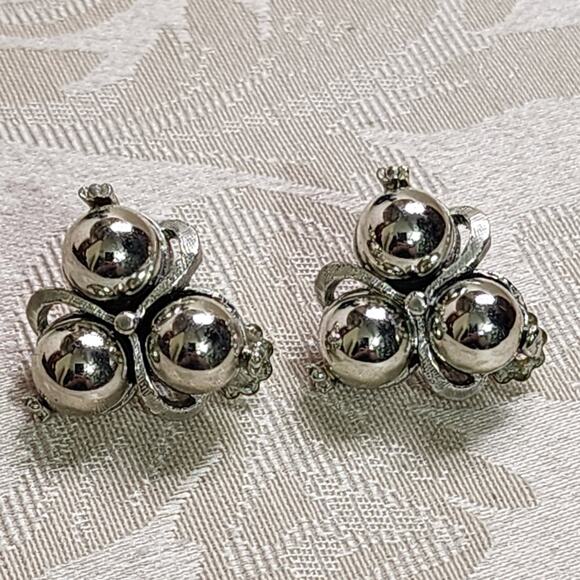 Vintage 70s Elegant Silver Ball Cluster Clip On Earrings - Picture 7 of 7